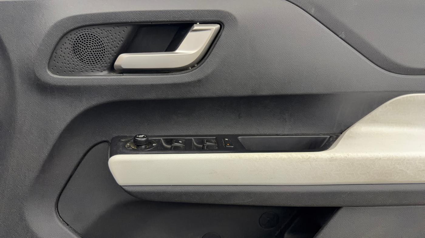 2023 Tata PUNCH CREATIVE  1.2 RTN DUAL TONE, Petrol, Manual, 28,441 km, Driver Side Door Panels Control