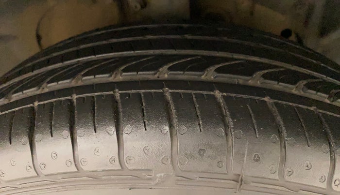 2014 Ford Ecosport TREND 1.5L DIESEL, Diesel, Manual, 1,16,584 km, Right Front Tyre Tread