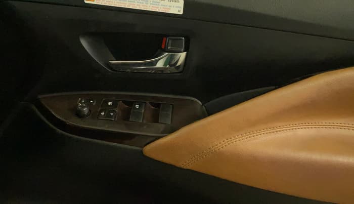 2021 Toyota Innova Crysta 2.4 GX AT 7 STR, Diesel, Automatic, 92,290 km, Driver Side Door Panels Control