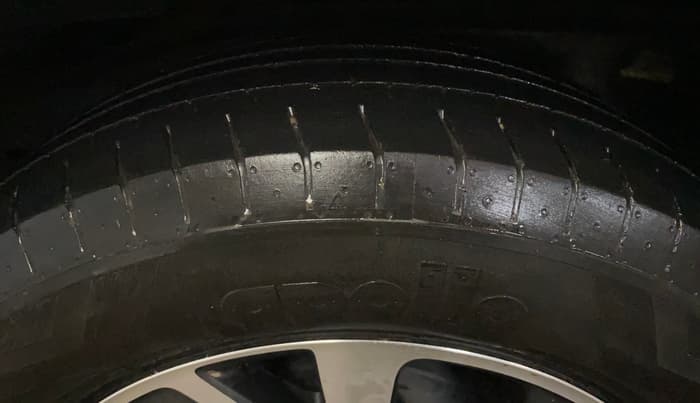 2021 Toyota Innova Crysta 2.4 GX AT 7 STR, Diesel, Automatic, 92,290 km, Right Rear Tyre Tread