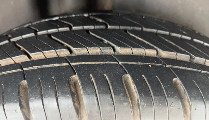 2018 Volkswagen Polo COMFORTLINE 1.0L MPI, Petrol, Manual, 1,38,642 km, Right Rear Tyre Tread