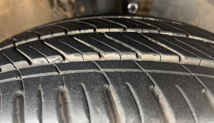 2018 Volkswagen Polo COMFORTLINE 1.0L MPI, Petrol, Manual, 1,38,642 km, Right Front Tyre Tread