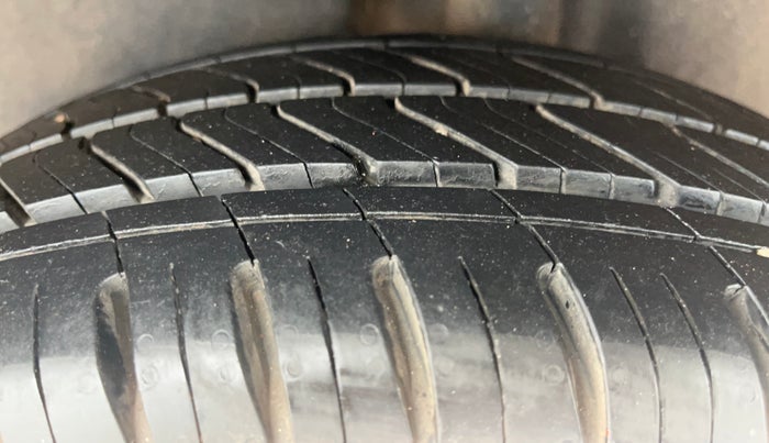 2018 Volkswagen Polo COMFORTLINE 1.0L MPI, Petrol, Manual, 1,38,642 km, Left Rear Tyre Tread