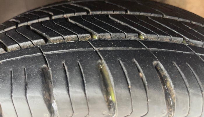 2018 Volkswagen Polo COMFORTLINE 1.0L MPI, Petrol, Manual, 1,38,642 km, Left Front Tyre Tread