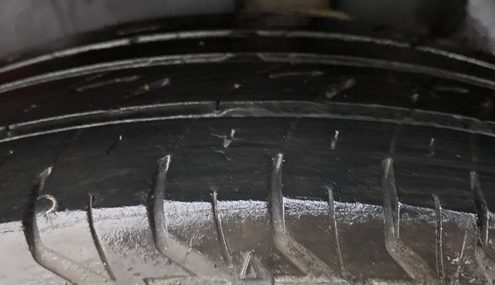 2011 Maruti Swift VXI, Petrol, Manual, 83,466 km, Left Rear Tyre Tread