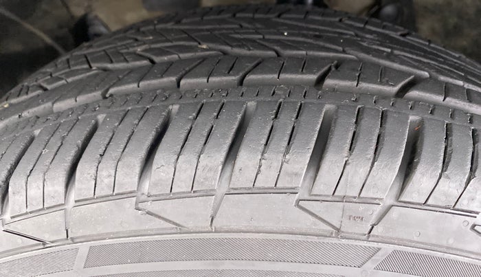 2016 Renault Duster RXL AMT 110 PS, Diesel, Automatic, 88,089 km, Left Front Tyre Tread