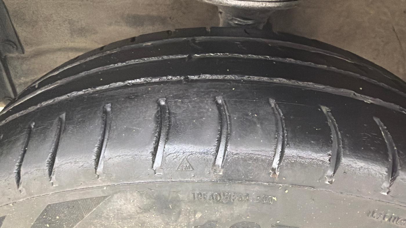 2013 Maruti Wagon R 1.0 VXI, CNG, Manual, 75,483 km, Left Front Tyre Tread