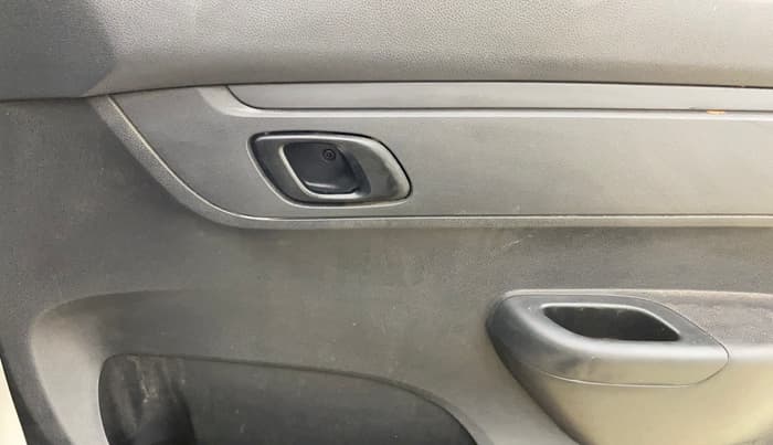 2016 Renault Kwid RXT 0.8, Petrol, Manual, 1,23,083 km, Driver Side Door Panels Control