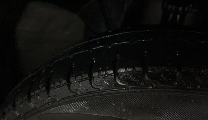 2017 Renault Kwid RXT 1.0 (O), Petrol, Manual, 32,177 km, Right Front Tyre Tread