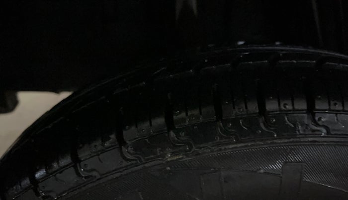 2017 Renault Kwid RXT 1.0 (O), Petrol, Manual, 32,177 km, Right Rear Tyre Tread