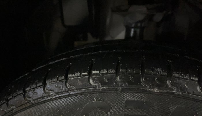 2017 Renault Kwid RXT 1.0 (O), Petrol, Manual, 32,177 km, Left Front Tyre Tread