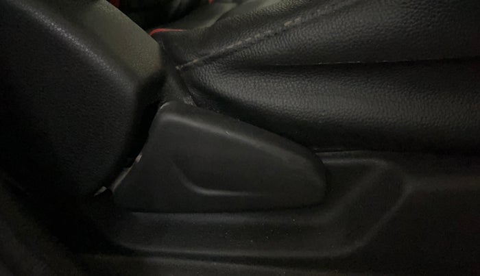 2017 Renault Kwid RXT 1.0 (O), Petrol, Manual, 32,177 km, Driver Side Adjustment Panel