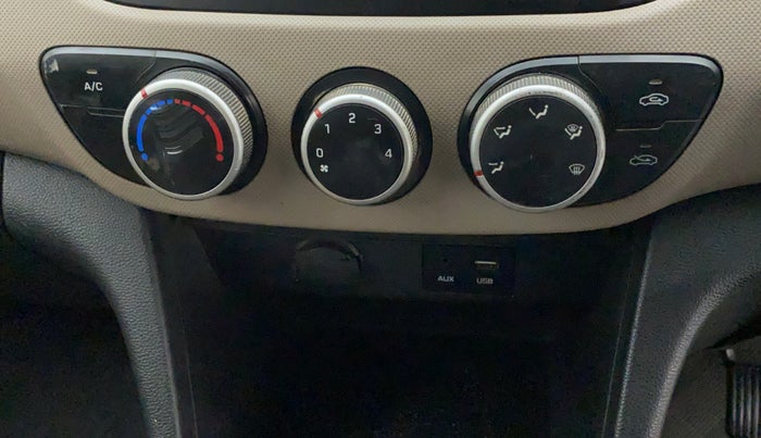 2017 Hyundai Grand i10 SPORTZ (O) 1.2 KAPPA VTVT, Petrol, Manual, 48,144 km, AC Unit - Directional switch has minor damage
