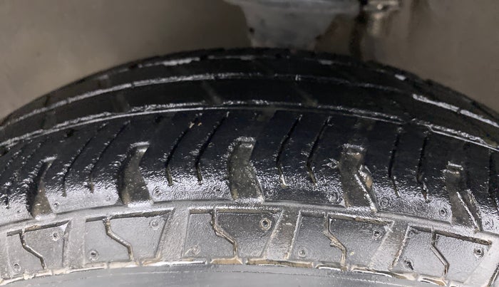 2016 Maruti Alto 800 LXI, Petrol, Manual, 31,847 km, Left Front Tyre Tread