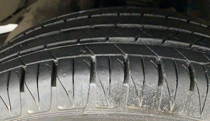 2018 Toyota Innova Crysta 2.4 VX 7 STR, Diesel, Manual, 1,00,065 km, Right Front Tyre Tread