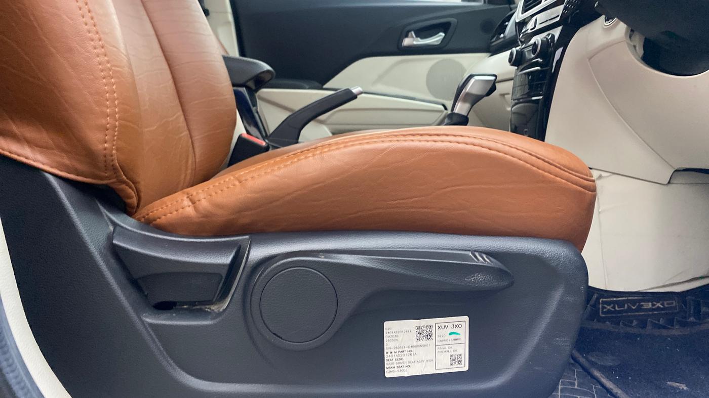 2024 Mahindra XUV 3XO AX5L 1.2 TGDi AT, Petrol, Automatic, 13,935 km, Driver Side Adjustment Panel