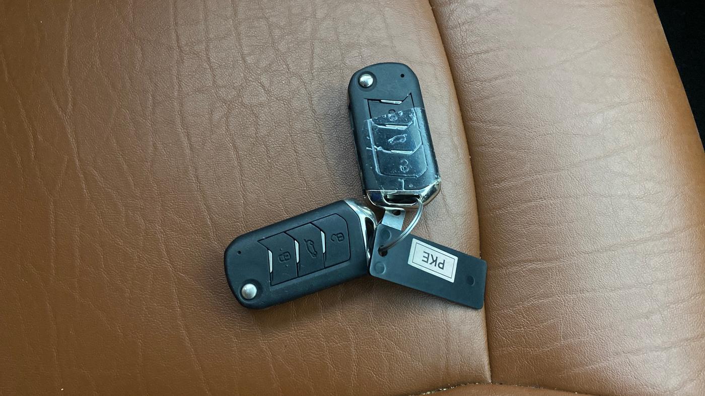 2024 Mahindra XUV 3XO AX5L 1.2 TGDi AT, Petrol, Automatic, 13,935 km, Key Close Up