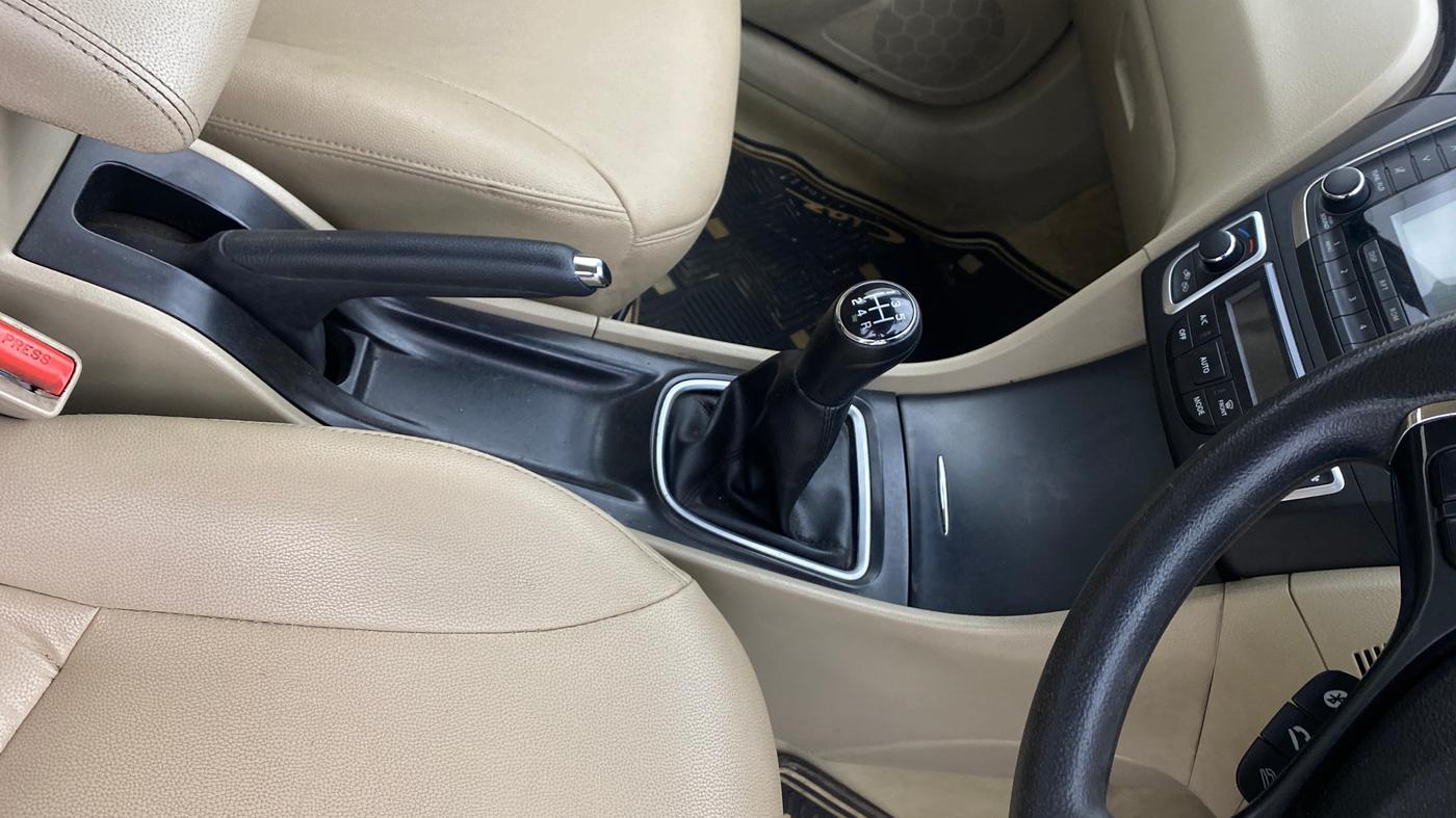 2016 Maruti Ciaz VXI+, Petrol, Manual, 75,442 km, Gear Lever