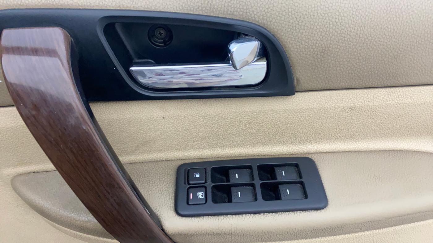 2012 Tata Safari Storme 2.2 VX 4X2, Diesel, Manual, 1,05,487 km, Driver Side Door Panels Control