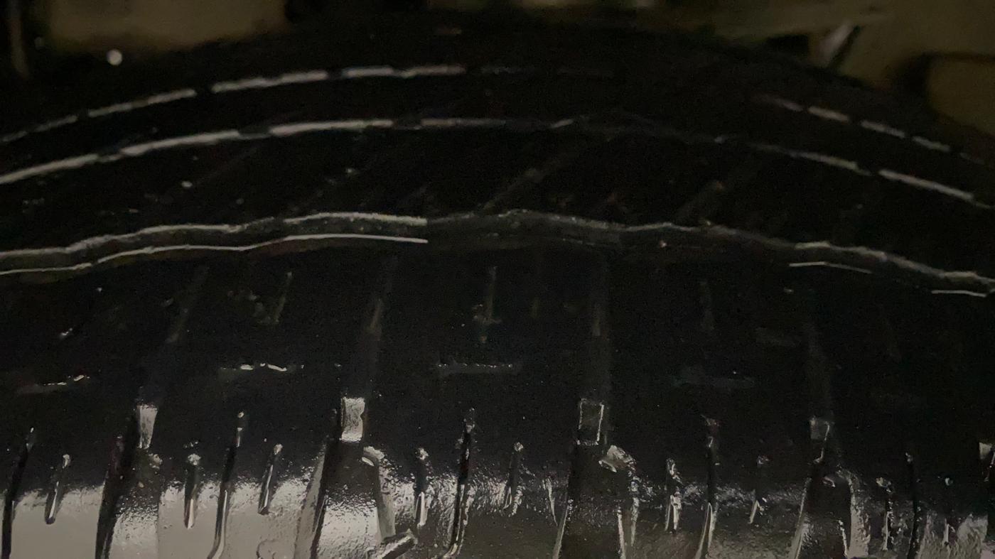 2012 Tata Safari Storme 2.2 VX 4X2, Diesel, Manual, 1,05,487 km, Right Front Tyre Tread