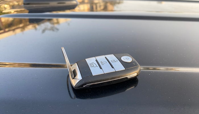 2021 KIA SELTOS HTX ANNIVERSARY EDITION 1.5 PETROL CVT, Petrol, Automatic, 1,01,026 km, Key Close Up