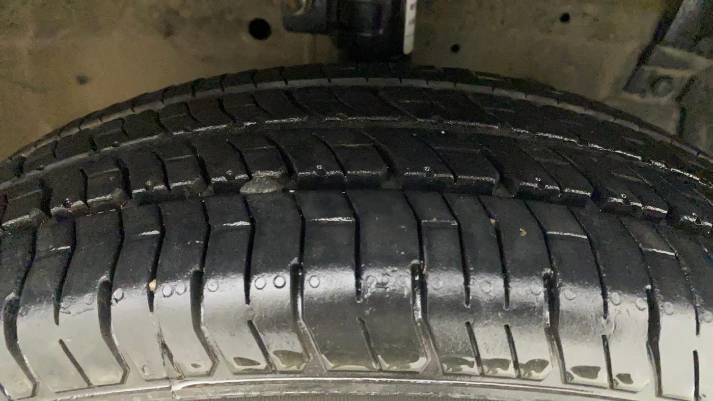 2015 Maruti Swift LXI (O), Petrol, Manual, 67,718 km, Right Front Tyre Tread