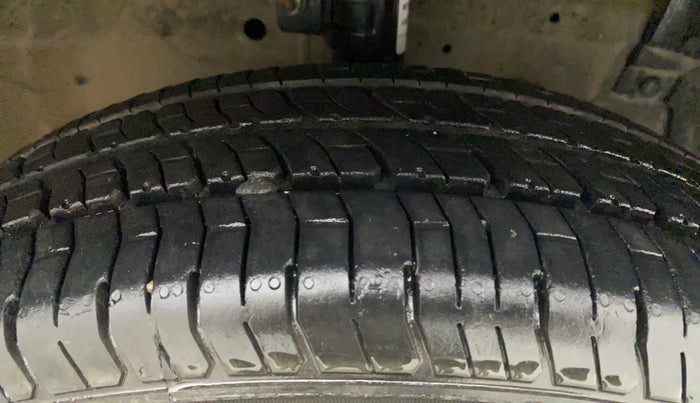 2015 Maruti Swift LXI (O), Petrol, Manual, 67,718 km, Right Front Tyre Tread