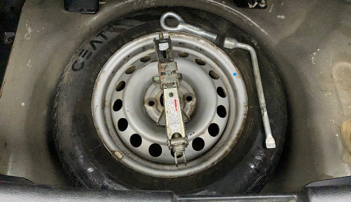 2015 Maruti Swift LXI (O), Petrol, Manual, 67,718 km, Dicky (Boot door) - Tool missing