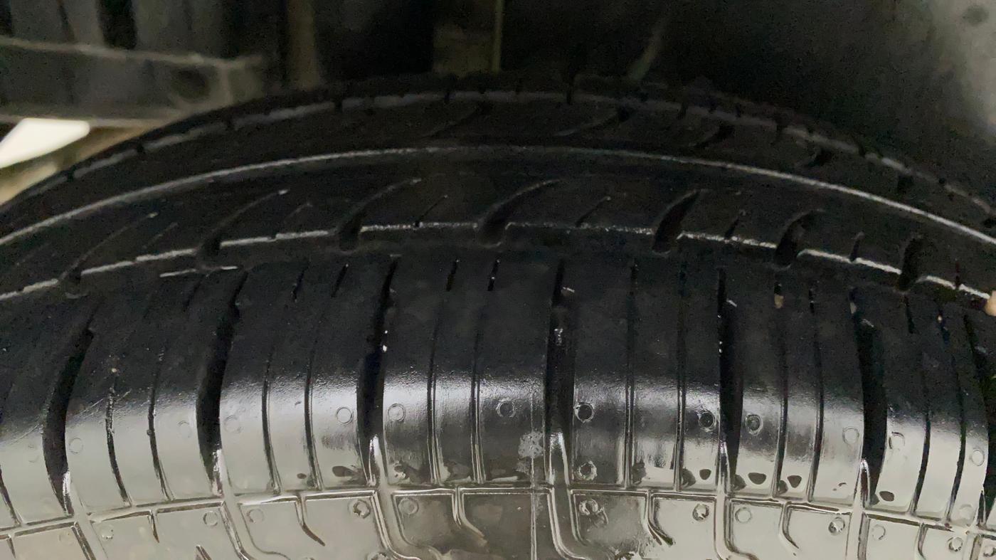 2015 Maruti Swift LXI (O), Petrol, Manual, 67,718 km, Right Rear Tyre Tread