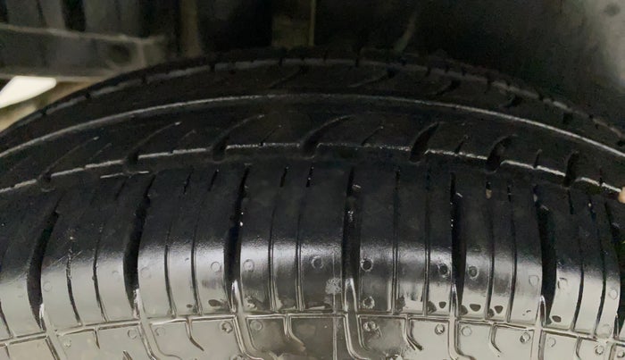 2015 Maruti Swift LXI (O), Petrol, Manual, 67,718 km, Right Rear Tyre Tread