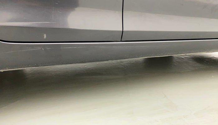 2015 Maruti Swift LXI (O), Petrol, Manual, 67,718 km, Right running board - Minor scratches
