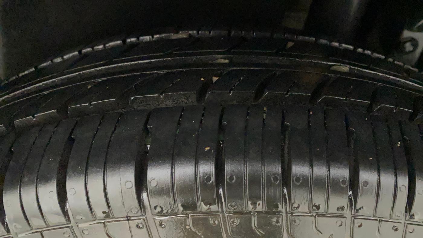 2015 Maruti Swift LXI (O), Petrol, Manual, 67,718 km, Left Rear Tyre Tread