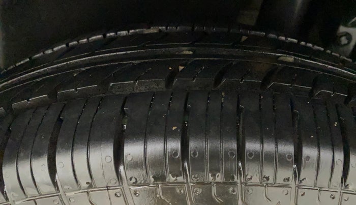 2015 Maruti Swift LXI (O), Petrol, Manual, 67,718 km, Left Rear Tyre Tread