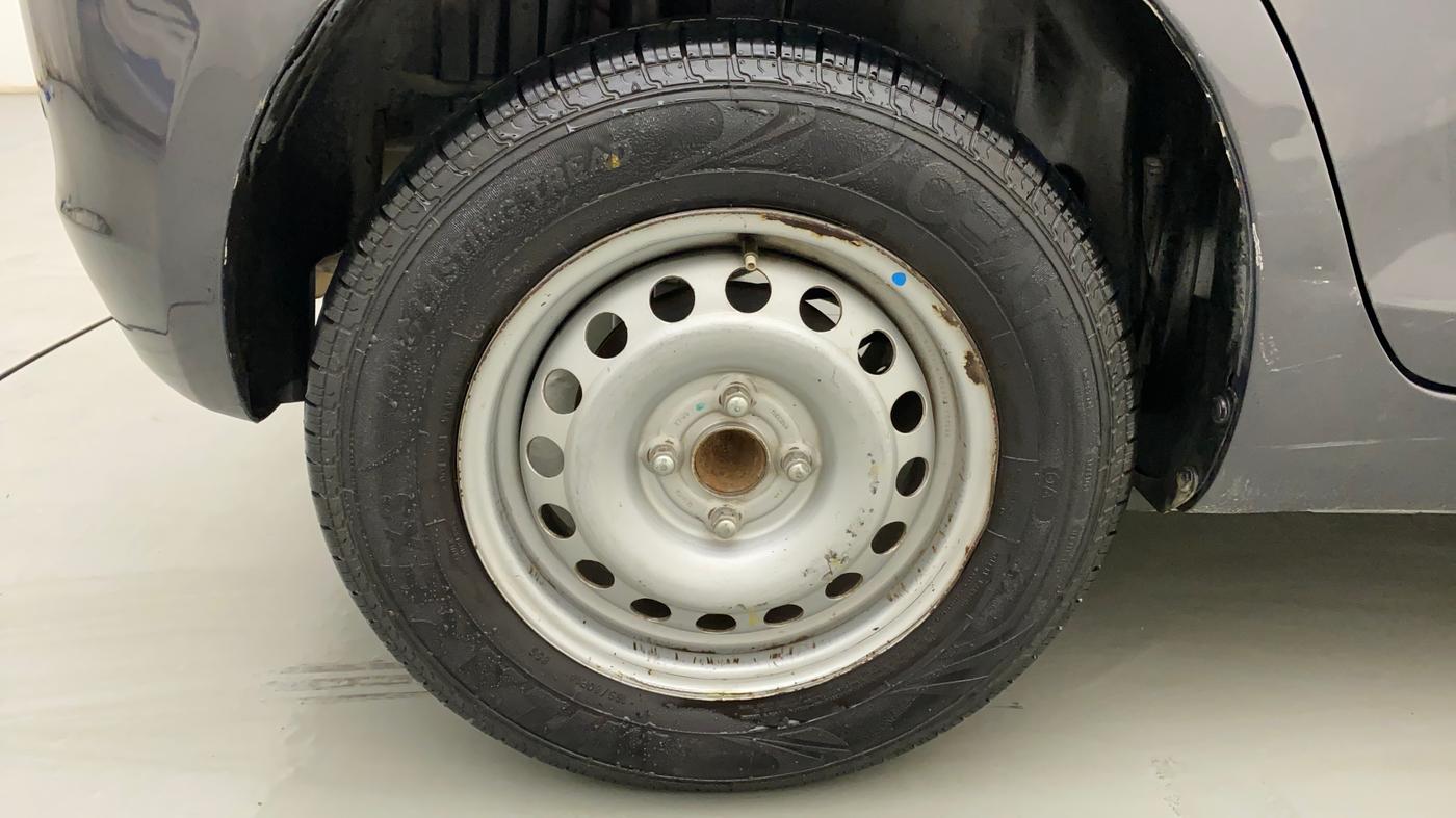 2015 Maruti Swift LXI (O), Petrol, Manual, 67,718 km, Right Rear Wheel