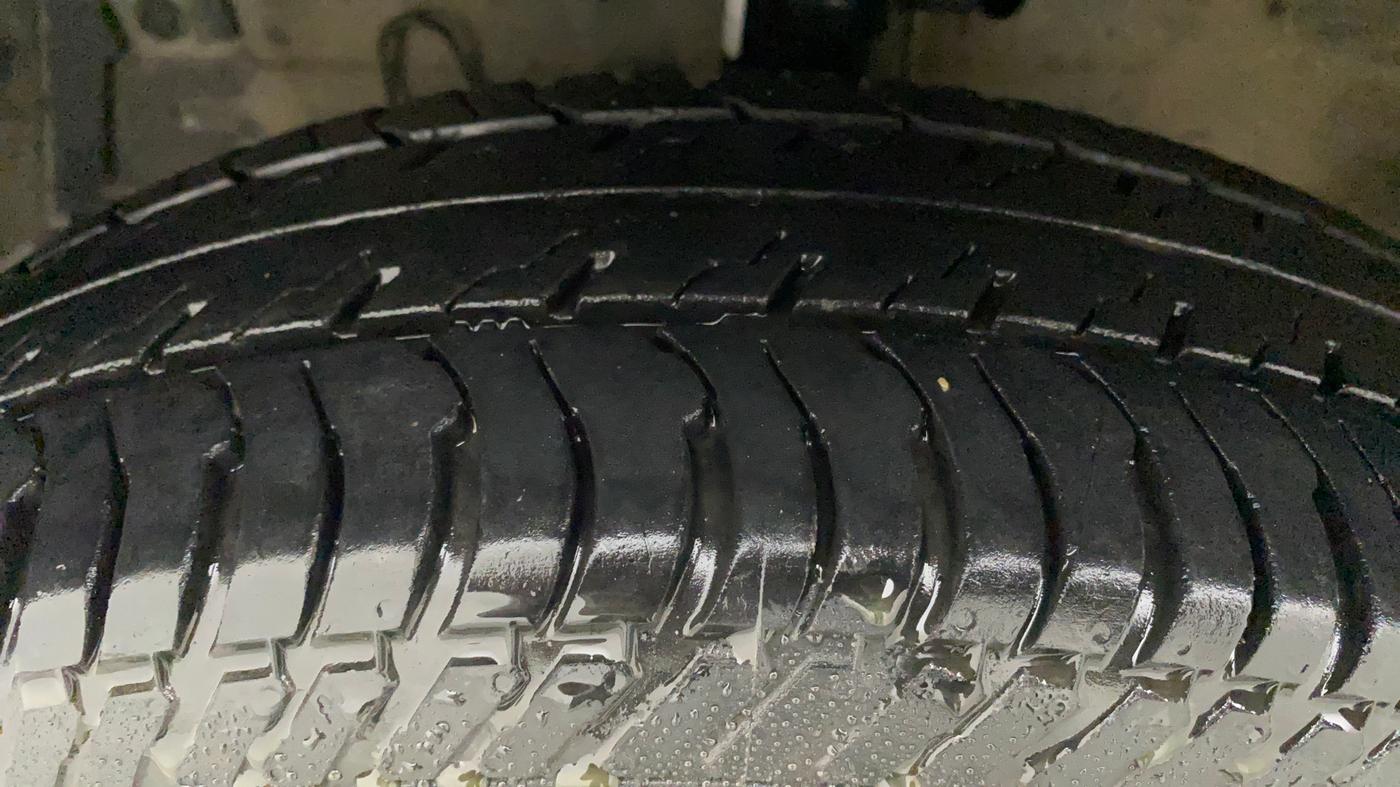 2015 Maruti Swift LXI (O), Petrol, Manual, 67,718 km, Left Front Tyre Tread