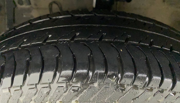 2015 Maruti Swift LXI (O), Petrol, Manual, 67,718 km, Left Front Tyre Tread