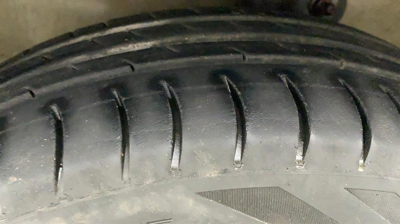 2012 Maruti A Star VXI (ABS) AT, Petrol, Automatic, 76,588 km, Left Front Tyre Tread