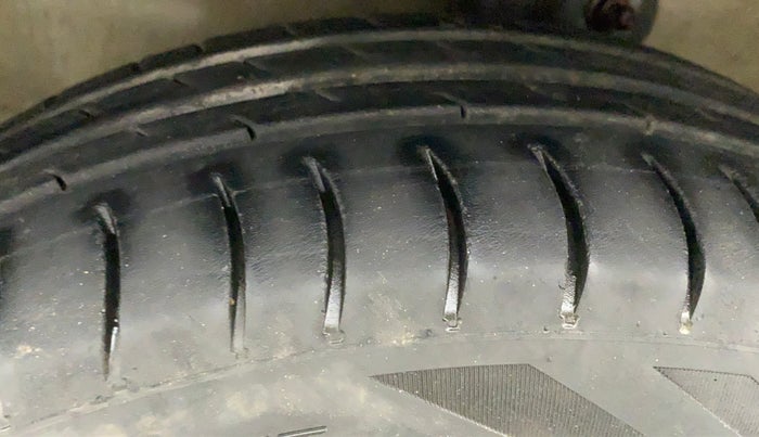 2012 Maruti A Star VXI (ABS) AT, Petrol, Automatic, 76,588 km, Left Front Tyre Tread