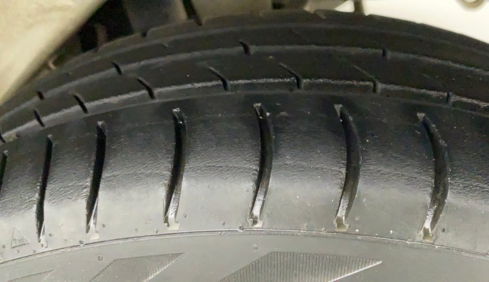2012 Maruti A Star VXI (ABS) AT, Petrol, Automatic, 76,588 km, Left Rear Tyre Tread