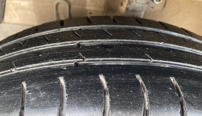 2014 Maruti Swift VXI, Petrol, Manual, 95,939 km, Left Front Tyre Tread