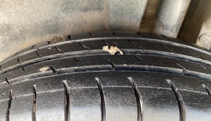 2014 Maruti Swift VXI, Petrol, Manual, 95,939 km, Left Rear Tyre Tread