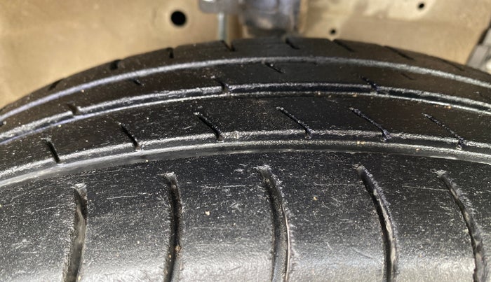 2014 Maruti Swift VXI, Petrol, Manual, 95,939 km, Right Front Tyre Tread