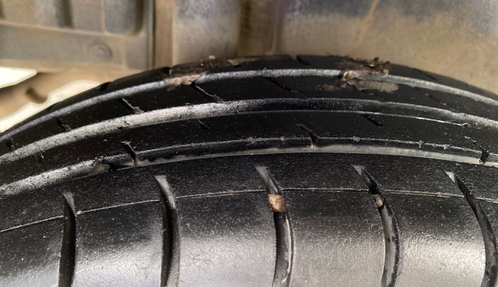 2014 Maruti Swift VXI, Petrol, Manual, 95,939 km, Right Rear Tyre Tread
