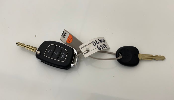 2021 Hyundai VENUE S 1.2, Petrol, Manual, 61,005 km, Key Close Up