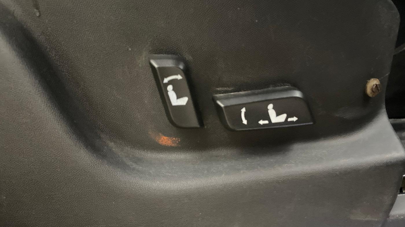 2019 Mahindra XUV500 W11 AT, Diesel, Automatic, 73,796 km, Driver Side Adjustment Panel