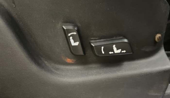 2019 Mahindra XUV500 W11 AT, Diesel, Automatic, 73,580 km, Driver Side Adjustment Panel