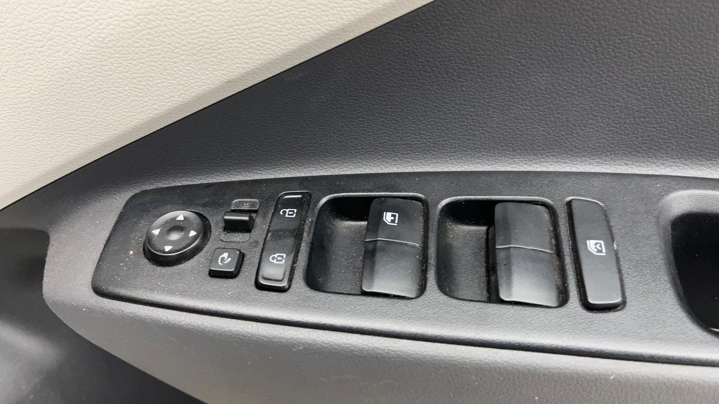 2023 Hyundai AURA SX PLUS 1.2 AMT, Petrol, Automatic, 22,764 km, Driver Side Door Panels Control