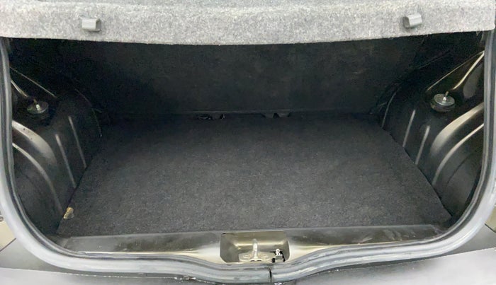 2017 Renault Kwid 1.0 RXT Opt, Petrol, Manual, 21,074 km, Boot Inside