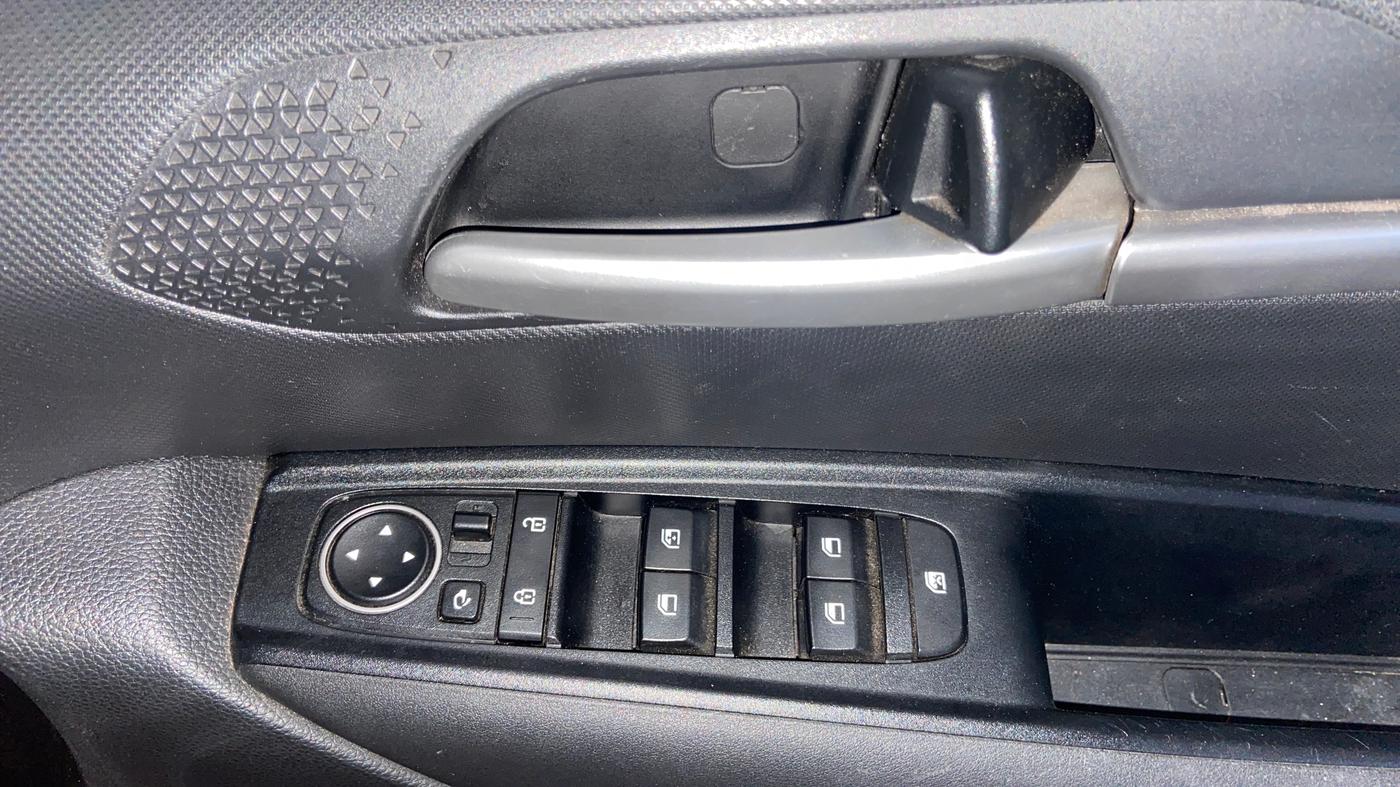 2022 KIA SONET HTK PLUS 1.2, Petrol, Manual, 22,105 km, Driver Side Door Panels Control