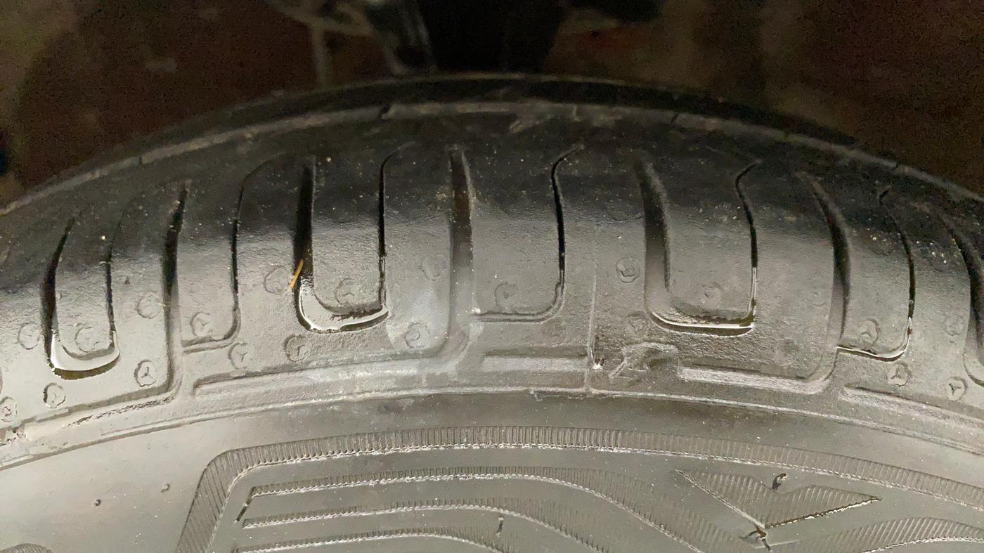 2012 Hyundai i10 MAGNA 1.2, CNG, Manual, 98,106 km, Left Front Tyre Tread